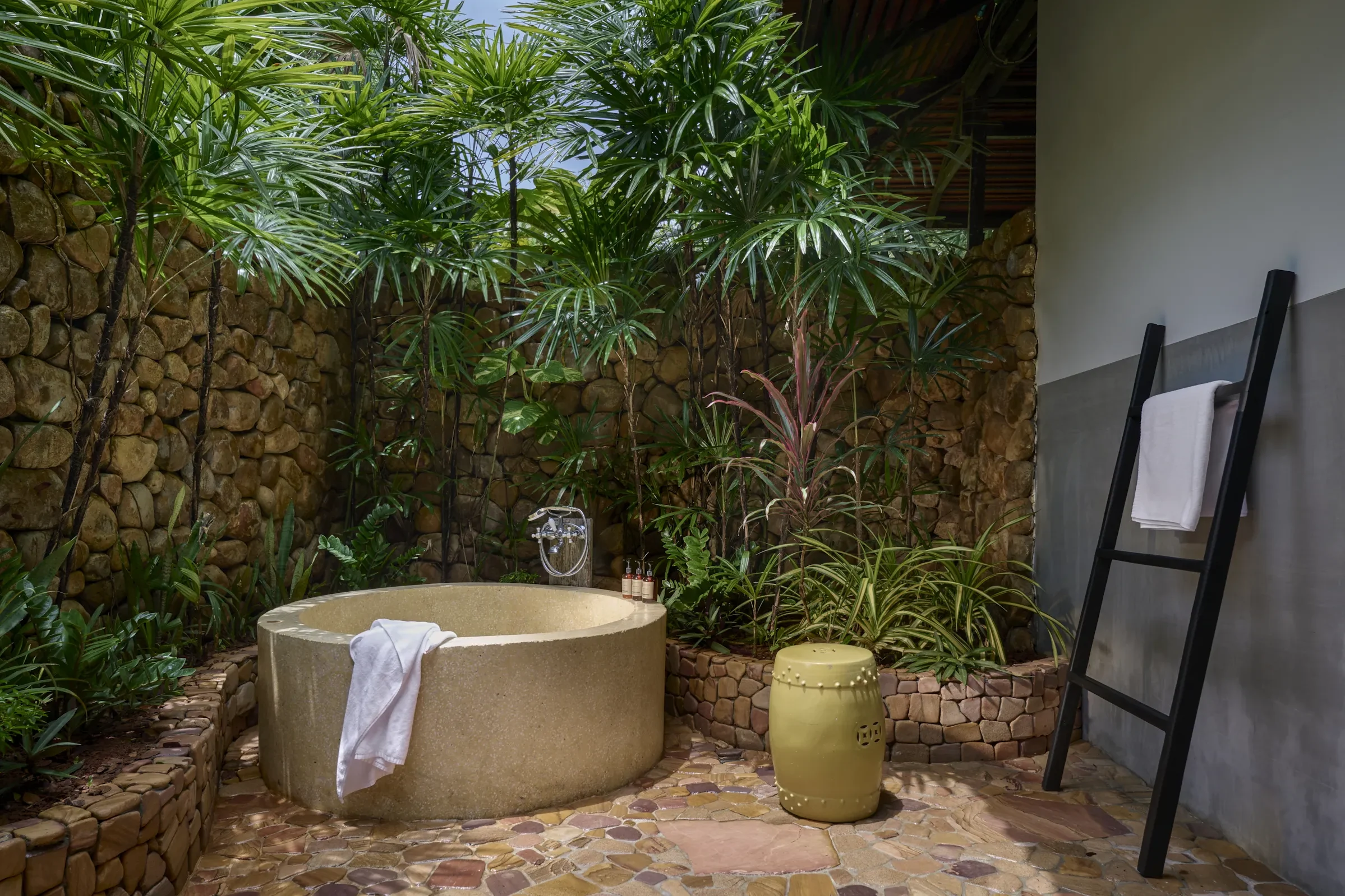 Samanea bathtub